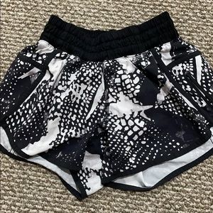 LULULEMON TRACKER V SHORTS 4”.